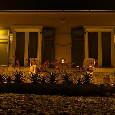 Seafronthouse Niksa, 2 Km From Vis Rogacic