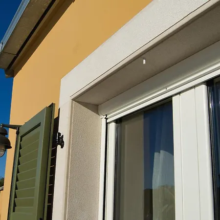 Seafronthouse Niksa, 2 Km From Vis Hébergement de vacances *