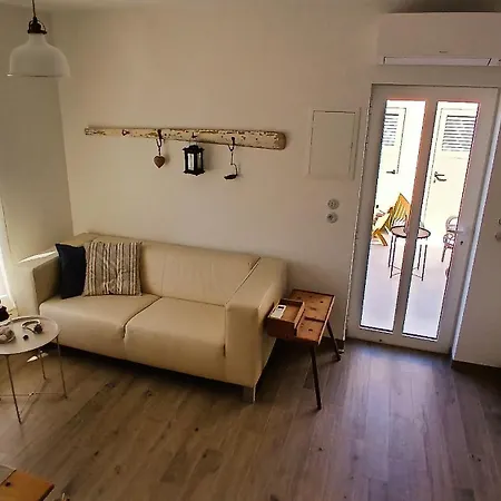 Seafronthouse Niksa, 2 Km From Vis * Rogacic