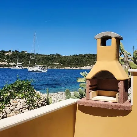 Hébergement de vacances Seafronthouse Niksa, 2 Km From Vis Rogacic