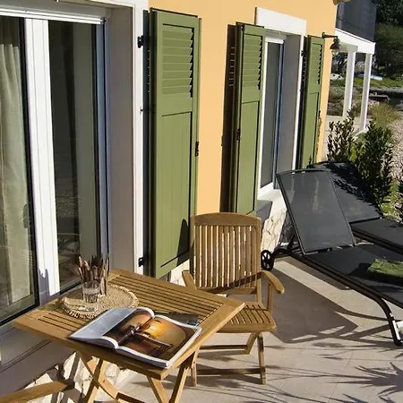 Seafronthouse Niksa, 2 Km From Vis Rogacic