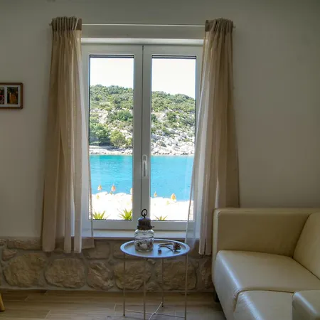 Seafronthouse Niksa, 2 Km From Vis Rogacic
