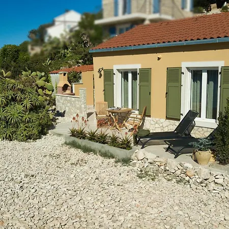 Seafronthouse Niksa, 2 Km From Vis Nyaraló