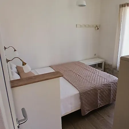 Seafronthouse Niksa, 2 Km From Vis Ferienhaus