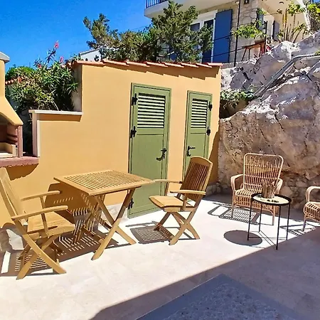 Seafronthouse Niksa, 2 Km From Vis Ferienhaus Rogacic