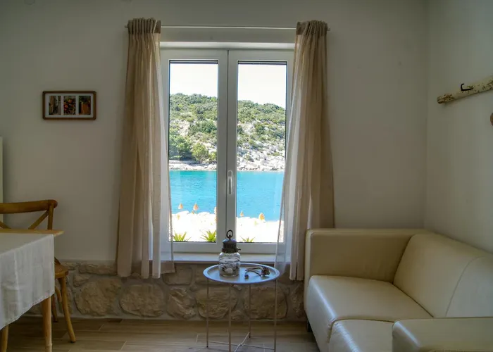 Seafronthouse Niksa, 2 Km From Vis Rogacic