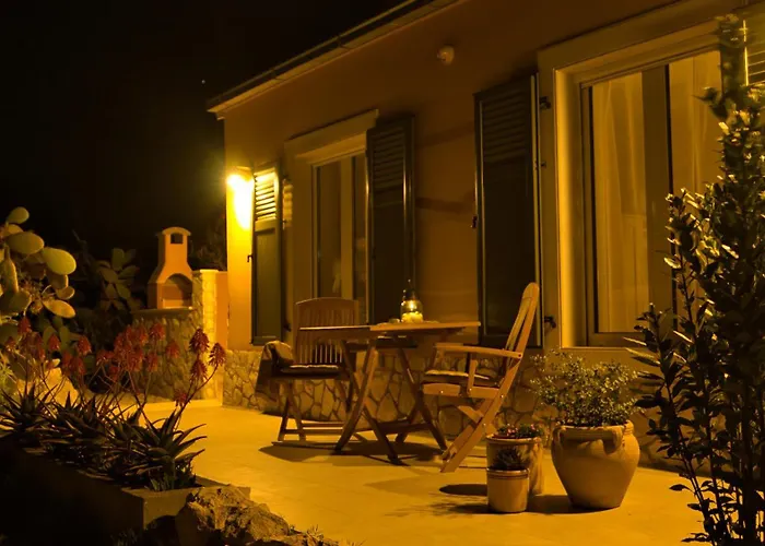 Seafronthouse Niksa, 2 Km From Vis Tatil Evi *