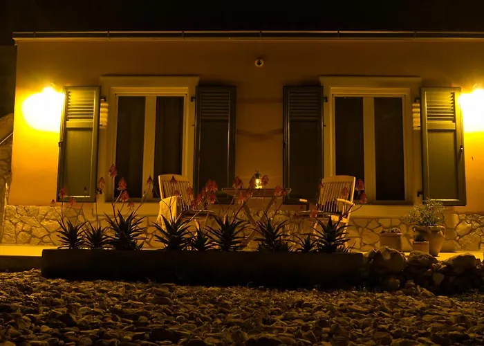 Seafronthouse Niksa, 2 Km From Vis Rogacic