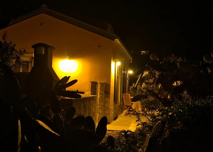 Seafronthouse Niksa, 2 Km From Vis Rogacic