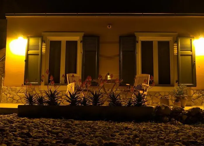 Seafronthouse Niksa, 2 Km From Vis Tatil Evi *