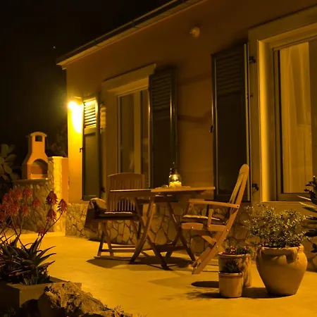 Seafronthouse Niksa, 2 Km From Vis بيت للعطل *