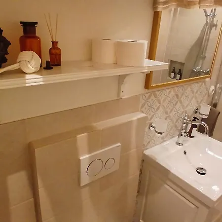 Seafronthouse Niksa, 2 Km From Vis بيت للعطل