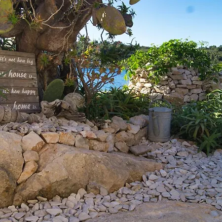 بيت للعطل Seafronthouse Niksa, 2 Km From Vis Rogacic