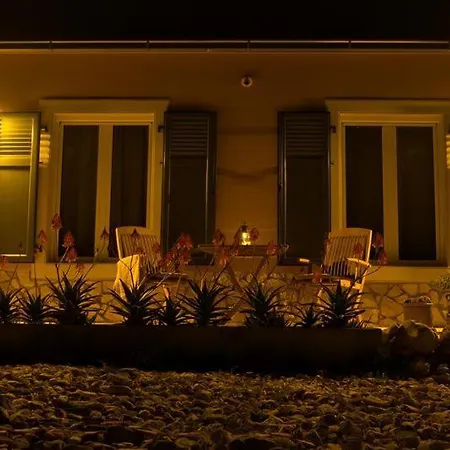 Seafronthouse Niksa, 2 Km From Vis بيت للعطل *