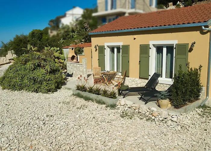 Seafronthouse Niksa, 2 Km From Vis בית נופש