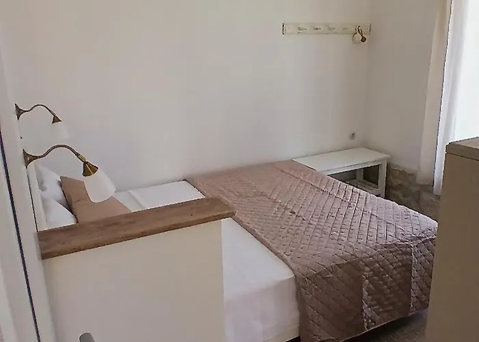Seafronthouse Niksa, 2 Km From Vis בית נופש