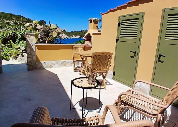 Seafronthouse Niksa, 2 Km From Vis