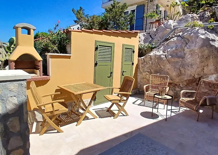 Seafronthouse Niksa, 2 Km From Vis בית נופש Rogacic